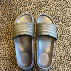 Tøfler, som rapportert av Hotel Apeldoorn ved bruk av iLost