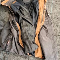 Vestes Grijs / oranje stiksel, a été signalé par Breng Nijmegen utilisant iLost