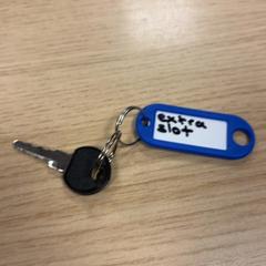 مفتاح الدراجة Zwart met blauwe info tag، كما تم الإبلاغ عنه بواسطة Pathé Amsterdam Noord عبر iLost