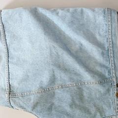 衣類 - Jeans jas がiLostで Centraal magazijn によって報告されました