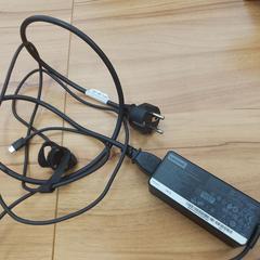 Zwarte laptopoplader Lenovo (usb C), iLost에 보고됨