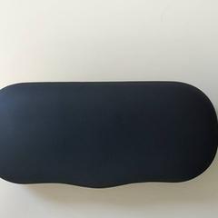 Portaocchiali con occhiali donker blauw, come riportato da Centraal magazijn utilizzando iLost