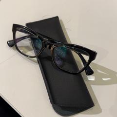 Okuliare Ralph, ako bolo nahlásené Pathé de Kuip pomocou iLost