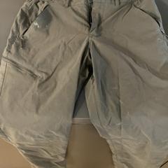 Pantalon, a été signalé par MEININGER Hotel Dresden Zentrum utilisant iLost