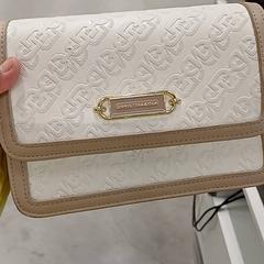 Bolso de mano Beige , blanc, ha sido reportado por IKEA Orléans - Ardon con iLost