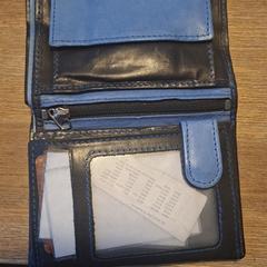 Zwart portemonnee met blauwe binnenkant, som rapportert til iLost