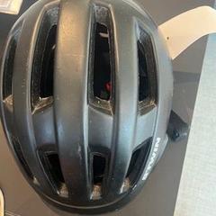 خوذة Zwart, plastic، كما تم الإبلاغ عنه بواسطة Regio West-Vlaanderen عبر iLost