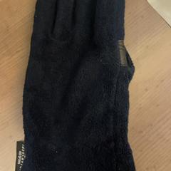 Handschoen Donkerbla, amint azt Pathé Arnhem az iLost segítségével jelentette.