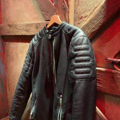 Casaco Black, como reportado por Club Nyx/Exit Café utilizando o iLost