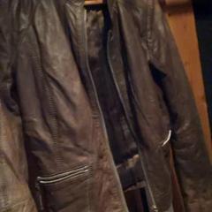 Bunda brown leather, ako bolo nahlásené Club Nyx/Exit Café pomocou iLost