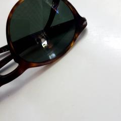 نظارات شمسية، كما تم الإبلاغ عنه بواسطة Beeld & Geluid Hilversum عبر iLost