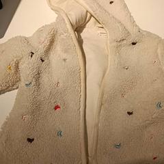 سترة صوفية للأطفال Teddy met hartjes، كما تم الإبلاغ عنه بواسطة IKEA Groningen عبر iLost