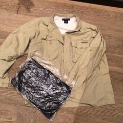 ジャケット & フリースの毛布 Beige jacket black blanker がiLostで Van der Valk Hotel Amsterdam Zuidas によって報告されました