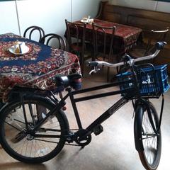 zwarte fiets met draagmand; formaat voor tiener, iLost에 보고됨