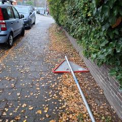 verkeersbord met paal, jak zgłoszono do iLost