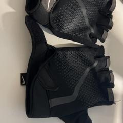 장갑, iLost를 사용하여 Silver Sands Beach에 보고됨