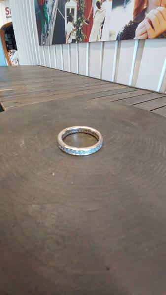 Ring dorée avec strasses