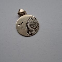 Hangertje van goud met vinger Print, as reported to iLost