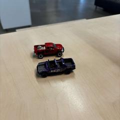 Petite voiture bleue et rouge, a été signalé par IKEA Liège utilisant iLost