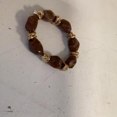 Pulseira Bruine steentjes met goud, como reportado por Artis utilizando o iLost