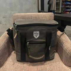 Táska, amint azt Van der Valk Hotel Amsterdam-Amstel az iLost segítségével jelentette.