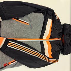 Jasje zwart, grijs, oranje, wit, segons ha informat Avonturenpark Hellendoorn mitjançant iLost