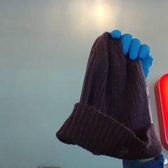 Cappello bordeaux, come riportato da MEININGER Hotel Milano Lambrate utilizzando iLost