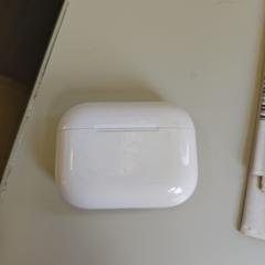 Apple airpod case wit، كما تم الإبلاغ عنه عبر iLost