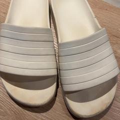 Sandalias, ha sido reportado por Van der Valk Hotel Eindhoven - Best con iLost