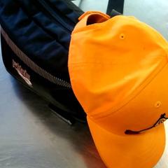 Shoulder bag Met Oranje pet, as reported by Burgers' Zoo using iLost