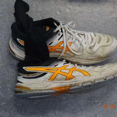 Schoenen wit met oranje en zwarte sokken erin, zoals gemeld door Gemeente Leopoldsburg met iLost