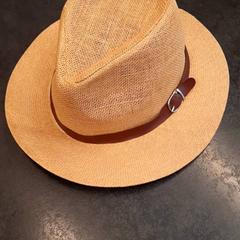 Sombrero, ha sido reportado por Rotterdam The Hague Airport con iLost