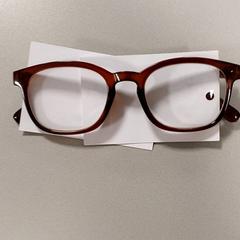 Óculos - Bruin, como reportado por Centraal magazijn utilizando o iLost