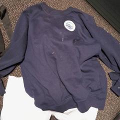 Pull Donker blauw, a été signalé par Van der Valk Hotel Tiel utilisant iLost