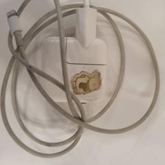 Cargador de smartphone Wit Apple, ha sido reportado por HvA Amstelcampus con iLost