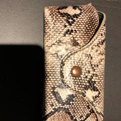 Zonnebril hoes met slangenprint + bril, ha sido reportado por Van der Valk Hotel Veenendaal con iLost