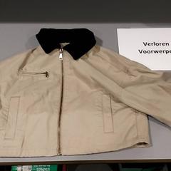 Kleding Jas Beige, jak nahlášeno Centraal magazijn pomocí iLost