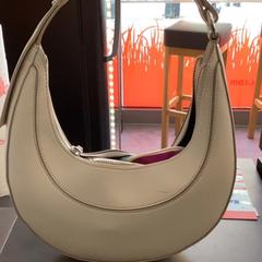 Handbag Beig, segons ha informat MEININGER Hotel Berlin "Mitte" Humboldthaus mitjançant iLost