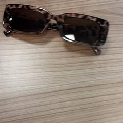 Eguzkitako betaurrekoak Plastic met panterprint, gisa salatu by Arriva West-Brabant iLost erabiliz