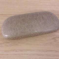 Glasögonfodral Beige met print, rapporterat av IKEA Breda med iLost