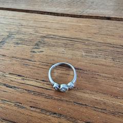 zilveren ring met 3 steentjes, jak bylo nahlášeno na iLost