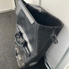 Zwarte Ortlieb fietstas met inhoud an iLost gemeldet