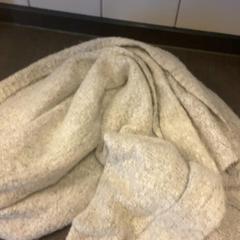 Szalik Beige, zgłoszono przez MEININGER Hotel Brussels City Center przy użyciu iLost