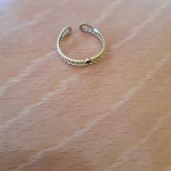 goudkleurige ring met steentje, iLost에 보고됨