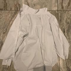 블라우스 White blouse, iLost를 사용하여 Van der Valk Hotel Amsterdam-Amstel에 보고됨