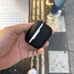 AirPods with black silicon case، كما تم الإبلاغ عنه عبر iLost