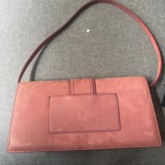 Red / purple hand bag, jak bylo nahlášeno na iLost