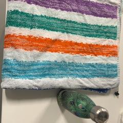 비치 타월 & 물 병, iLost를 사용하여 Silver Sands Beach에 보고됨