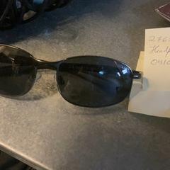 Gafas de sol Black, segundo informou KABUL à GoGo / Teatro usando iLost