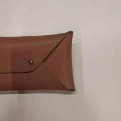 Étui à lunettes rose, a été signalé par IKEA Clermont Ferrand utilisant iLost